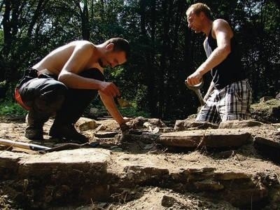 Damian Nowak (po lewej) oraz Maciej Dutka ze Stowarzyszenia Magurycz podczas prac wykopaliskowych na cerkwisku w Uluczu Fot. Piotr Subik