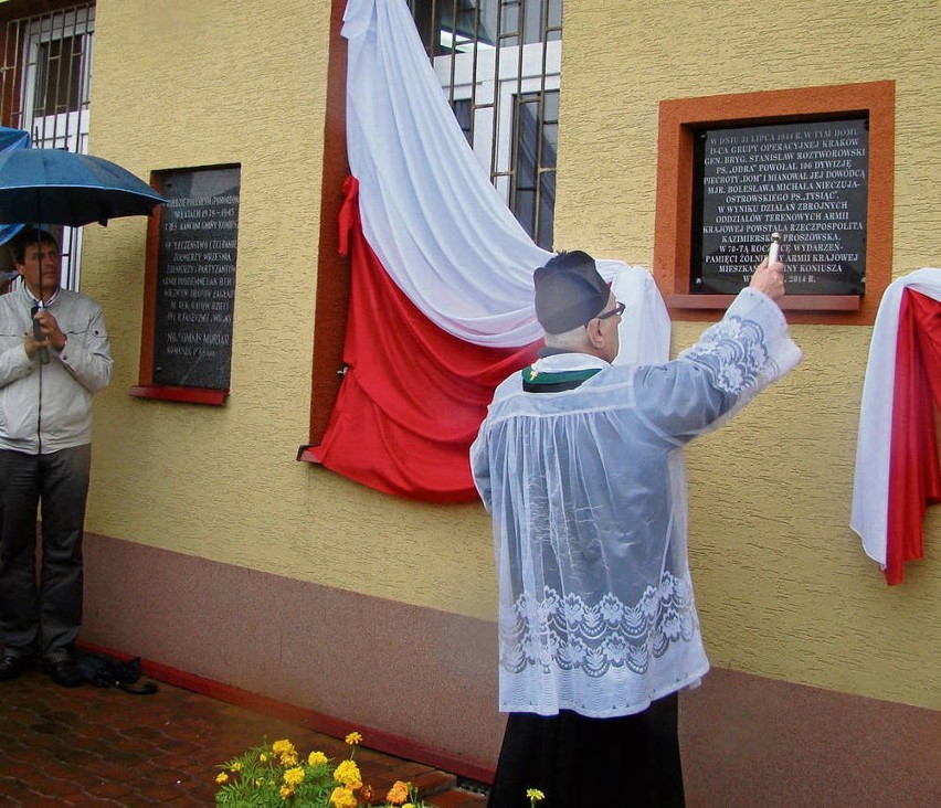 Poświęcenie tablicy pamiątkowej na budynku poczty w Koniuszy