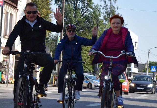 Na rowerach jadą: (od lewej) burmistrz Włoszczowy Grzegorz Dziubek, dyrektor Ośrodka Sportu i Rekreacji Andrzej Kiedrzynek oraz Marta Grabiec z Fundacji Jesteśmy Blisko.