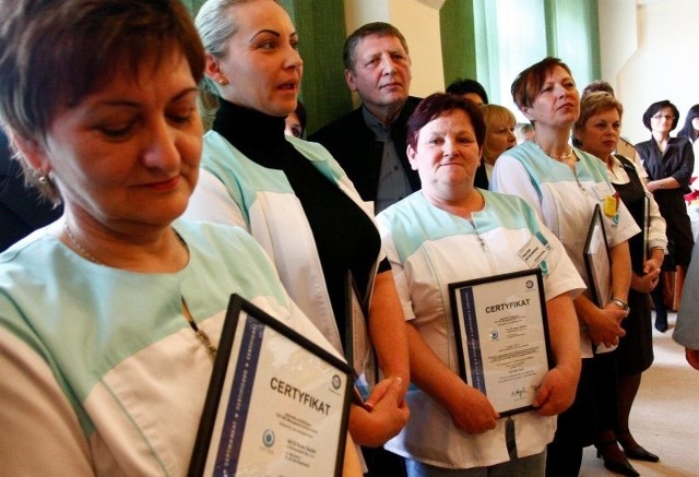 Certyfikaty ISO otrzymały wszystkie oddziały i poradnie funkcjonujące w ramach Nowego Szpitala w Świebodzinie. Odebrali je lekarze i pielęgniarki.