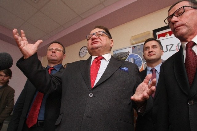 Ryszard Kalisz we właściwym sobie stylu, z dużą ekspresją wychwalał przymioty kandydatów SLD. Obok posła (od lewej) Andrzej Szejna, Kamil Suchański i Henryk Milcarz. 