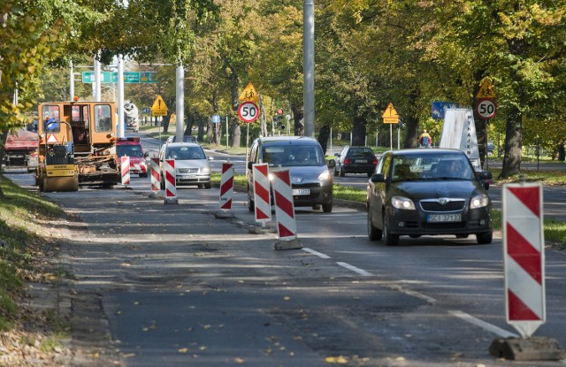 W Koszalinie łatają drogiDrogowcy zabrali się wczoraj za naprawianie jednej z głównych ulic w mieście.