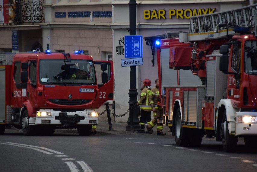 Pożar w kamienicy przy ul. Królewskiej. Płonęły śmieci (ZDJĘCIA)