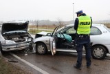 Groźna kolizja na trasie Bytów - Dąbie. Czołowe zderzenie samochodów, kierowcy bez uprawnień (ZDJĘCIA) 