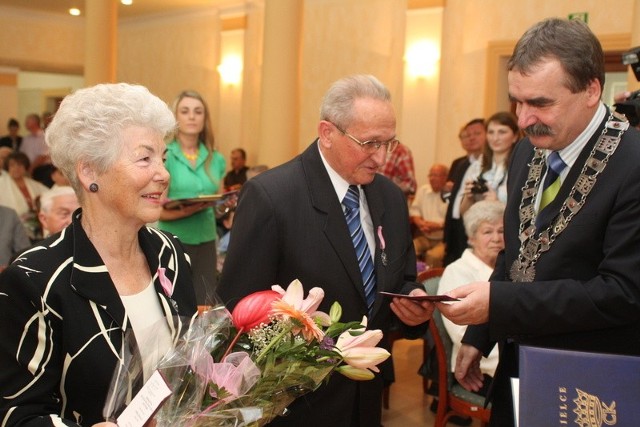 Państwo Zofia i Jan Cołoszyńscy przeżyli razem 50 lat. Od prezydenta Lubawskiego otrzymali pamiątkowe medale i list gratulacyjny.