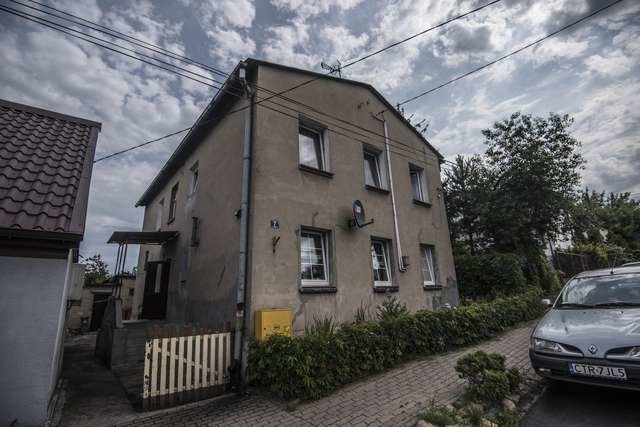 W tym domu, przy ul. Lipnowskiej w Lubiczu, w piątek rozegrały się dramatyczne sceny. Sąsiedzi dziękuję losowi, że bez ognia, bo wszyscy tu używają gazu