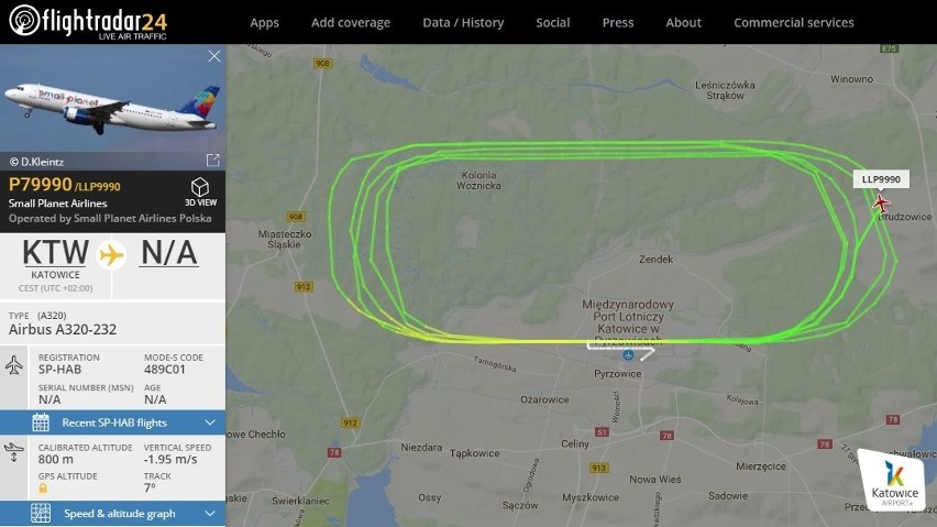Samolot Small Planet lata nad lotniskiem w Pyrzowicach