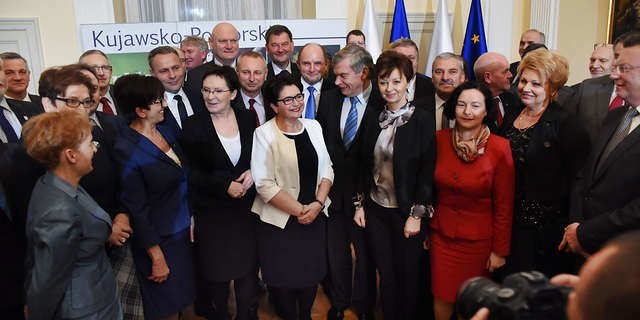 Premier Ewa Kopacz w otoczeniu przedstawicieli władz samorządowych i polityków, którzy przybyli wczoraj do Ostromecka z całego województwa