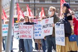 Fizjoterapeuci z całej Polski na pikiecie w Warszawie. Protest przed siedzibą Krajowej Izby Fizjoterapeutów