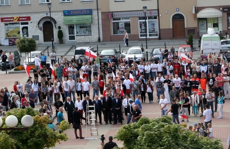 Po ustaniu dźwięku syren alarmowych, odśpiewane zostały...