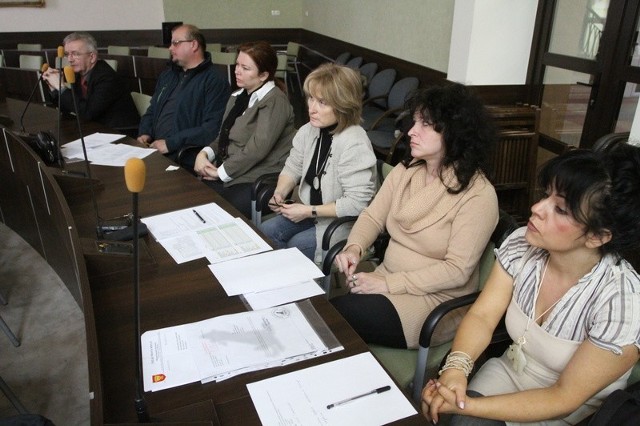 Wiesław Wyszkowski (drugi z lewej), powiatowy inspektor weterynarii zapewniał, że schronisko w Dyminach wpisze do rejestru.
