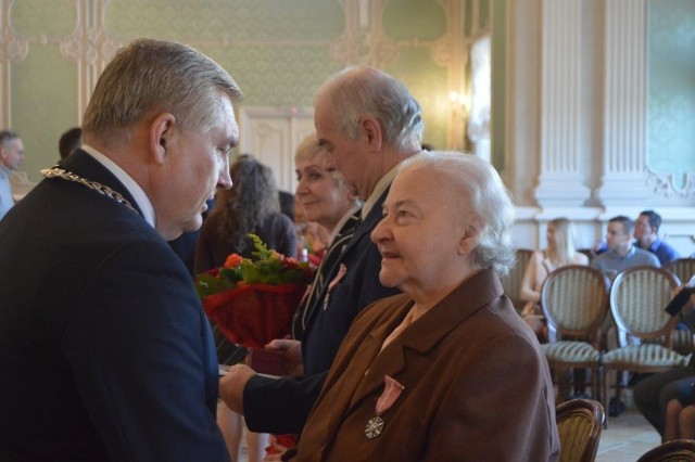 Pałac Branickich. Prezydent miasta odznaczył mieszkańców obchodzących "złote gody"