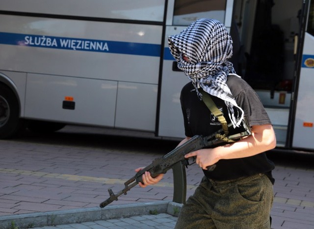 Zamaskowani mężczyźni strzelają do policjantów - zaalarmowali nas zaniepokojeni czytelnicy. Policja uspokaja, że to tylko zaplanowane ćwiczenia.