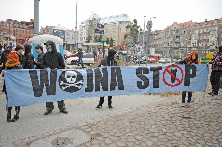 Wojna wojnie: Anarchiści protestowali przeciw zbrojeniom...