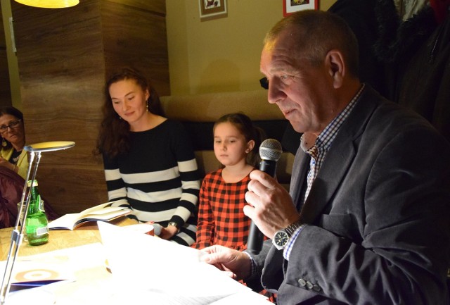 Stanisław Raginiak, grudziądzki literat podczas spotkania z miłośnikami poezji w restauracji "Staropolska". Na zdjęciu: z wnuczką i córką