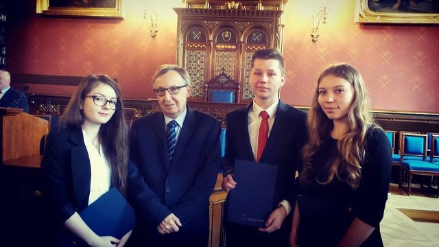 Na zdjęciu: Patrycja Machalska (po lewej), Amadeusz Calik i Paulina Drobisz (po prawej). Między nimi rektor krakowskiej uczelni, Wojciech Nowak.