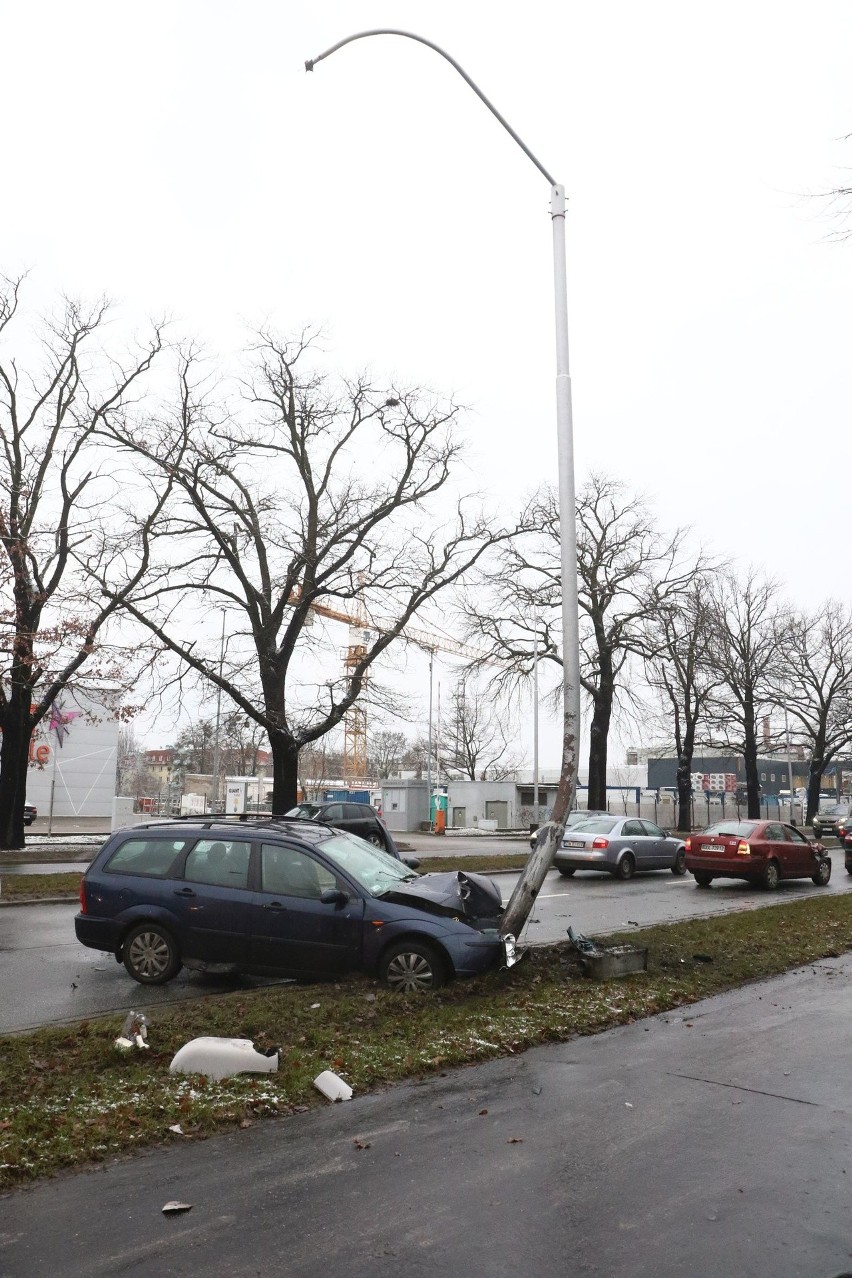 Wypadek na Brücknera. Ford leciał dwa metry nad jezdnią (ZDJĘCIA)