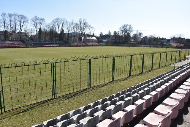 W poniedziałek, 4 maja, zostaną udostępnione niektóre obiekty Miejskiego Ośrodka Sportu i Rekreacji w Kielcach - boiska piłkarskie, stadion lekkoatletyczny i Hotel Maraton.Szczegóły na kolejnych slajdach. (dor)