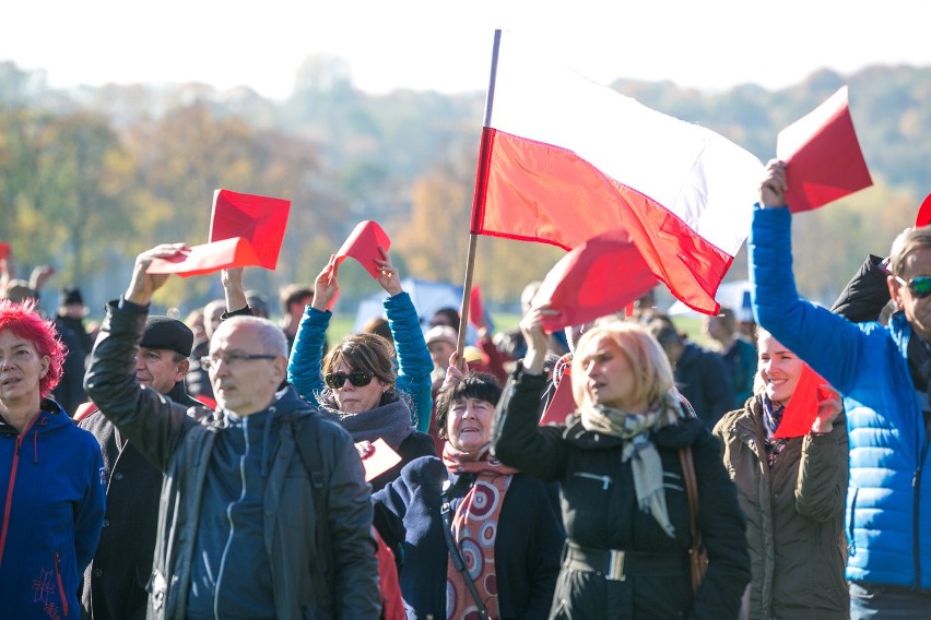 Wielki napis „Mamy dość!” ułożyli  na Błoniach przeciwnicy rządu PiS [ZDJĘCIA, WIDEO]