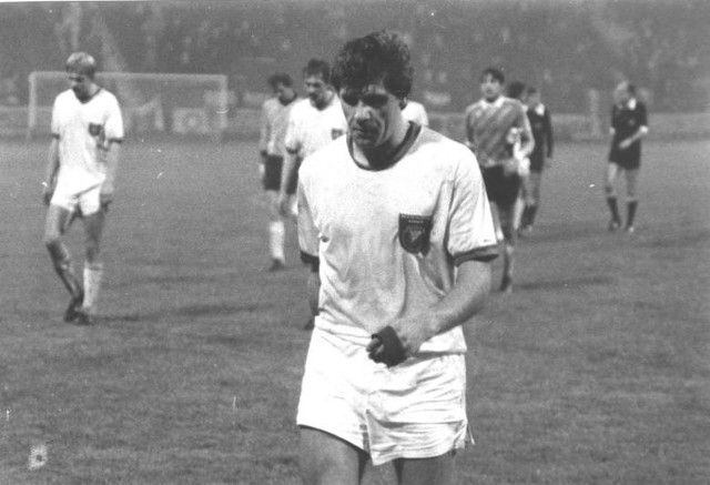 Włodzimierz Smolarek pochodził z Aleksandrowa Łódzkiego. Był jednym z najlepszych polskich piłkarzy minionej epoki. To on strzelał najważniejsze bramki dla reprezentacji Polski. Zdobył z nią brązowy medal na mundialu w Hiszpanii w 1982 roku. Sukcesy odnosił też w barwach Widzewa.  Umarł w 2012 roku, miał 55 lat.