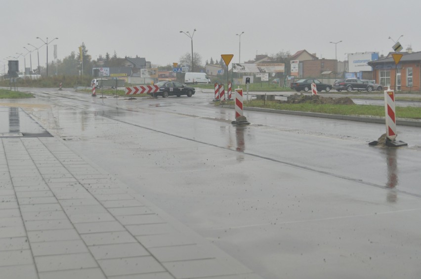 Prace przy przebudowie alei Wojska Polskiego. Jedziemy zachodnią jezdnią między łącznicą z ulicą Lubelską a placem Matki Bożej Fatimskiej