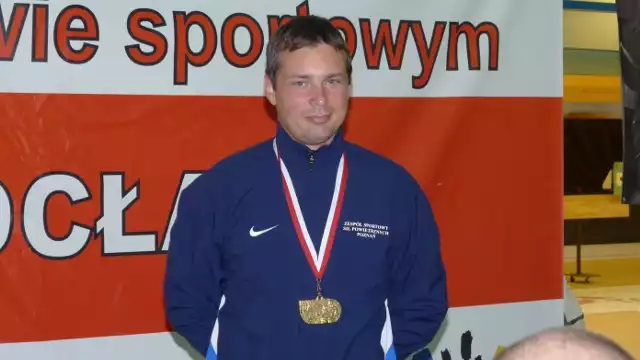 Zawodnik Grunwaldu Poznań prezentuje złoty medal zdobyty podczas zawodów o mistrzostwo Polski