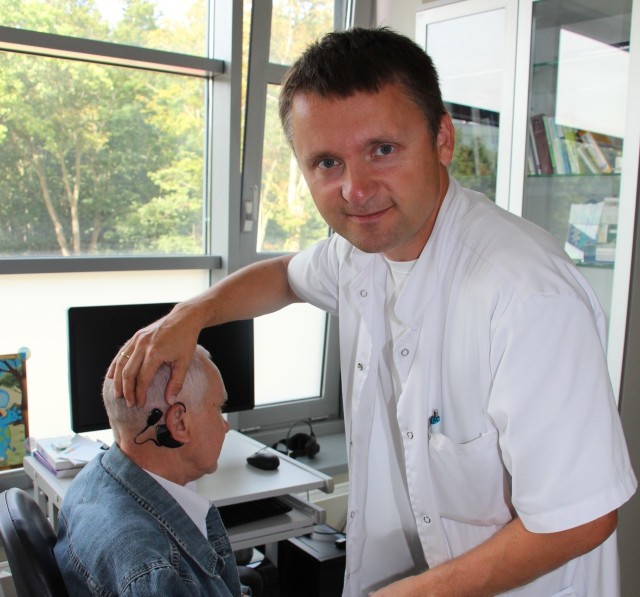 Specjaliści z Kliniki Otolaryngologii Gdańskiego Uniwersytetu Medycznego podłączyli panu Edwardowi najnowocześniejszy procesor dźwięku