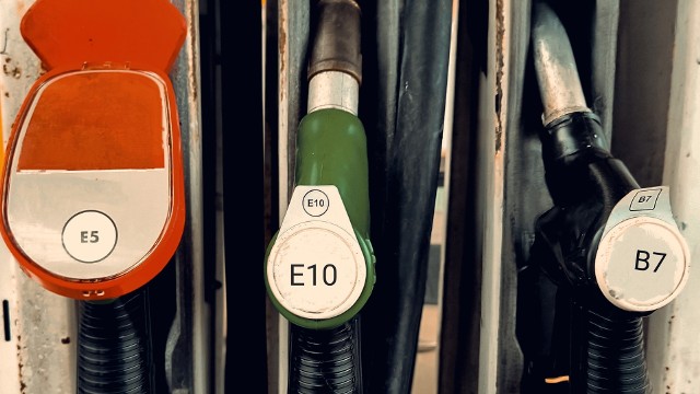 Tego paliwa nie brakuje. Benzyna E10, czyli paliwo z domieszką biokomponentów coraz bardziej rozpycha się na rynku