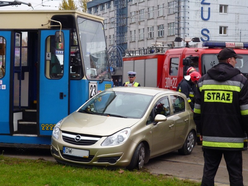 Wypadek na pl. Dominikańskim. Samochód wjechał pod tramwaj. Dwie osoby ranne (ZDJĘCIA)