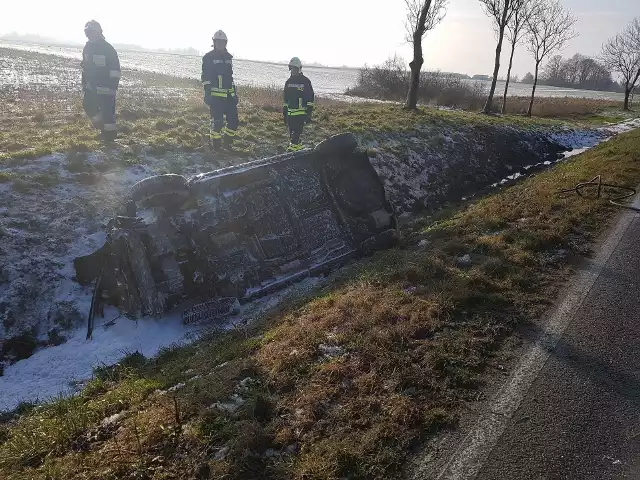 Jak się dowiedzieliśmy, kierowca nie dostosował prędkości do warunków na drodze. Wpadł w poślizg i wyjechał do rowu. Zapaliła się pokrywa silnika. Kierowcy nic się nie stało.Policja wprowadziła na trasie ruch wahadłowy, zablokowany został pas drogi w kierunku Koszalina. Utrudnienia trwały do godz. 15.Zobacz także: Wypadek na drodze Koszalin - Kołobrzeg koło Mścic