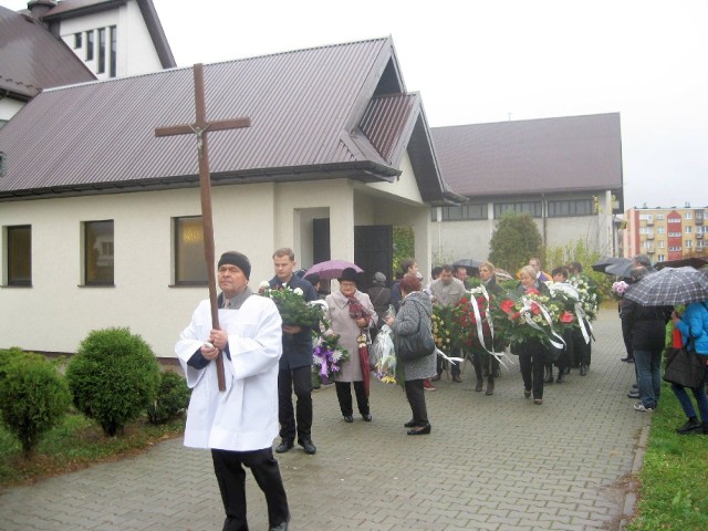 Kondukt pogrzebowy z kaplicy przedpogrzebowej do kościoła Wszystkich Świętych, podczas uroczystości pogrzebowych Tomasza Nowickiego.