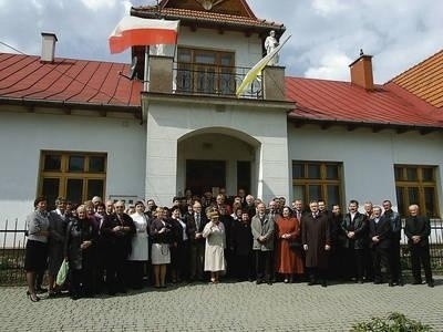 Uczestnicy uroczystej sesji przed budynkiem plebani Fot. Izabela Frączek