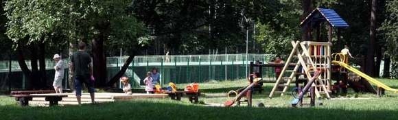 Obecny plac zabaw w Parku Zwierzynieckim cieszy się sporą popularnością wśród najmłodszych białostoczan i ich rodziców.
