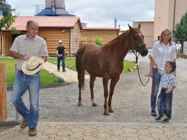 Wioletta i Franz Dziwokowie (na zdj. z młodszym synem Filipem) organizują w niedzielę Małą Ligę Jeździecką na obiektach Lucky 5 Ranch w Mroczkowie. Fot. Piotr Stańczak