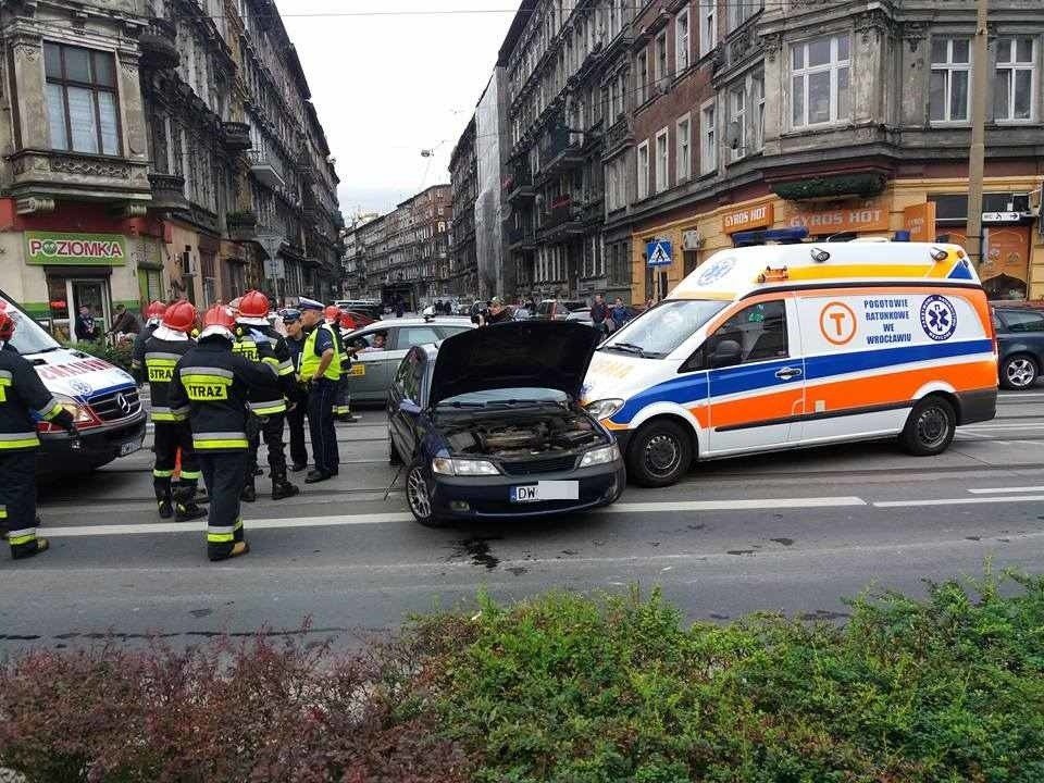 Wypadek z udziałem karetki na buspasie na Traugutta | Gazeta Wrocławska