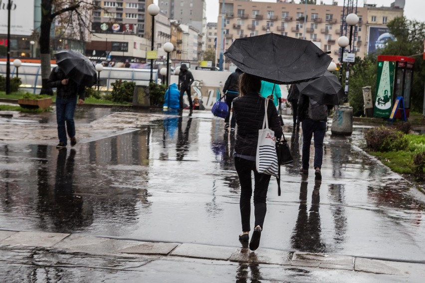 07.09.2017 warszawa warszawa w deszczu deszcz parasolka...