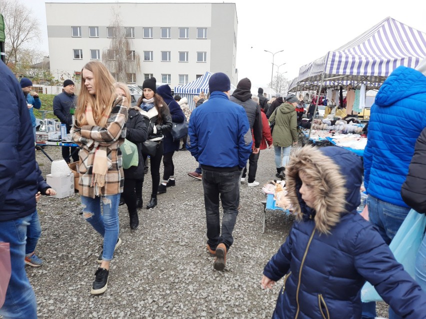 Niedzielny targ w Wierzbicy. Tłumy handlujących i kupujących. Zobacz czym handlowano