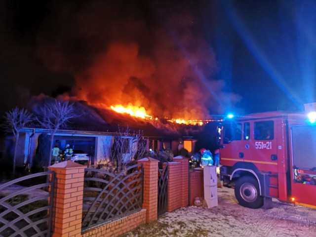 O godzinie 21:44 w niedzielę, straż pożarna w Pile otrzymała zgłoszenie o pożarze domu jednorodzinnego w Dolaszewie. Telefon wykonał 14-latek, który znajdował się w budynku. 