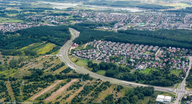 Infrastruktura drogowa Białegostoku, w ciągu ostatnich kilku lat, uległa zmianie. - Białystok z pewnością może się poszczycić dobrymi drogami - mówi zastępca prezydenta Białegostoku Adam Poliński - W godzinach szczytu miejscami chwilę trzeba postać, ale faktycznie w stosunku do innych miast takich sytuacji jest zdecydowanie mniej.Niemal 100 km nowych ulic, najnowszy w Polsce tabor autobusowy komunikacji miejskiej oraz inteligentny system zarządzania ruchem powodują, że po Białymstoku można poruszać się płynnie tak własnym autem, jak i autobusami BKM.