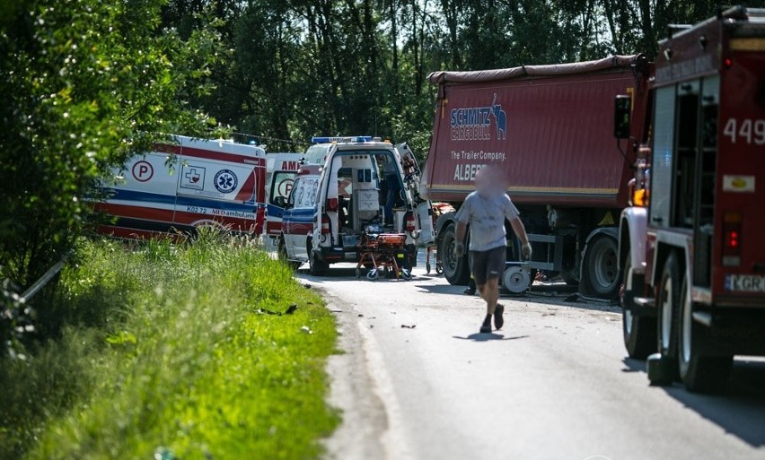 Gorlice. Tragiczny wypadek w gminie Biecz. Nie żyje kierowca ciężarówki [ZDJĘCIA]