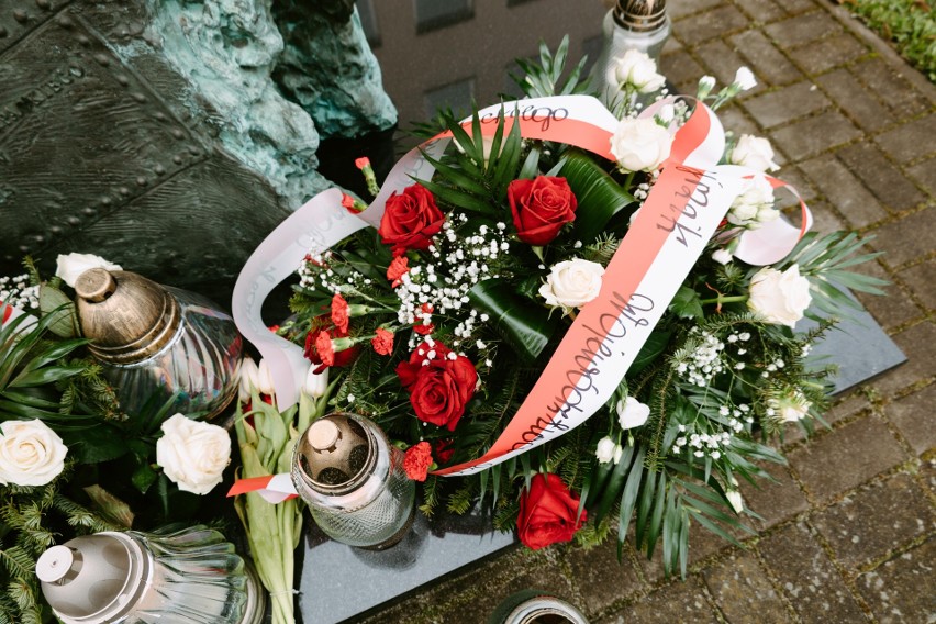 Rocznica katastrofy smoleńskiej przed Pomnikiem Smoleńskim w Rzeszowie [ZDJĘCIA, WIDEO]