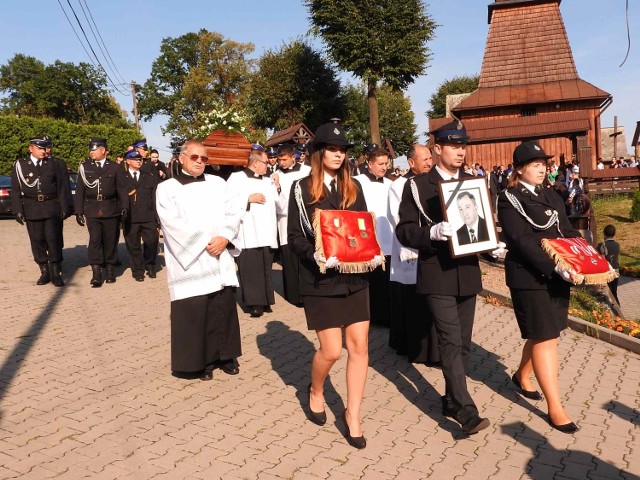 Pogrzeb wójta Adama Kręciocha był wydarzeniem w regionie i zgromadził na uroczystościach żałobnych tłum ludzi, którzy chcieli samorządowca i dobrego człowieka pożegnać na zawsze.