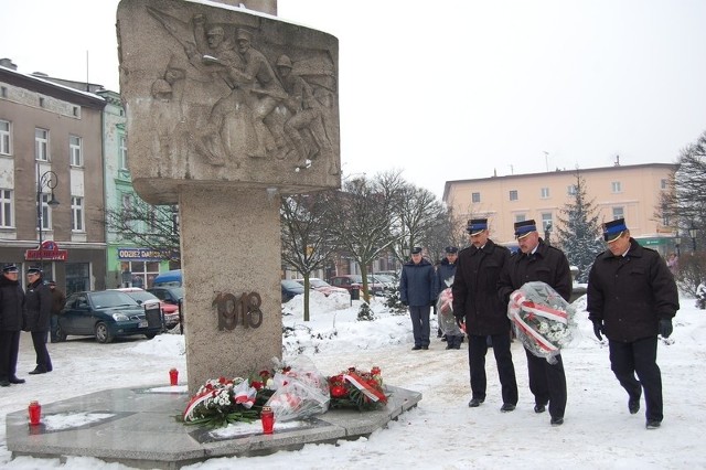 W rocznicę wybuchu powstania wielkopolskiego i wczoraj, w  rocznicę powrotu miasta do macierzy delegacje złożyły kwiaty przy pomniku na Rynku. To tradycja w Nakle.