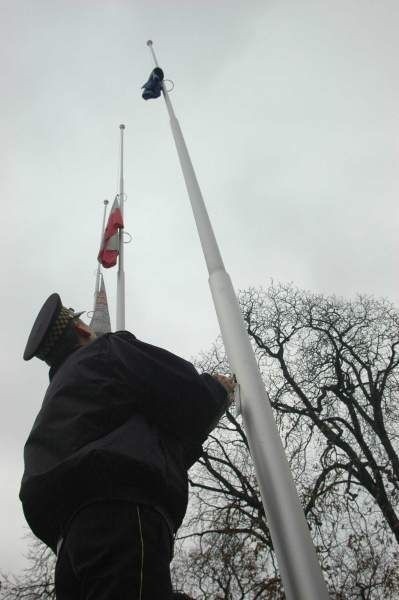 Wczoraj po godzinie 12 opuszczono flagi do połowy masztów przy placu Konstytucji 3 Maja w Radomiu