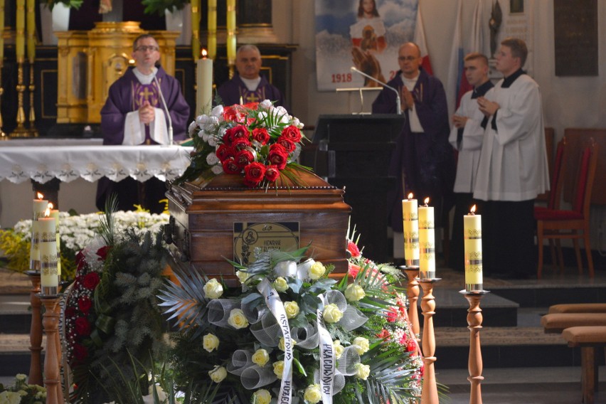 Pogrzeb Henryka Trepki, piewcy urody Gór Świętokrzyskich. Modliły się za niego tłumy ludzi [WIDEO, ZDJĘCIA]