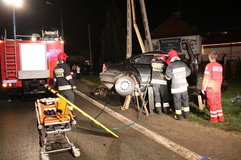 BMW uderzyło w latarnię. Dwie osoby ranne.