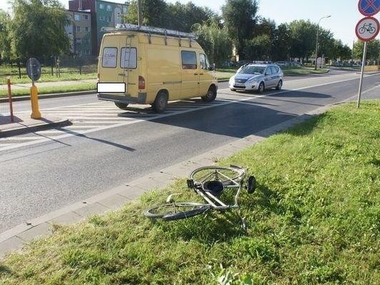 Rowerzysta wjechał wprost pod koła sprintera [FOTO]