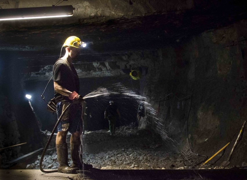 W ciemności, upale i wilgoci pracują górnicy na miedzi