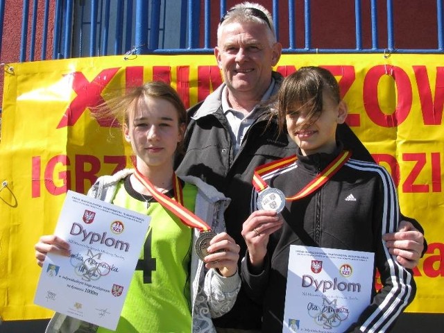 Szczęśliwy trener Marek Rogala ze swoimi medalistkami, Emilią Kupiewską (z lewej) i Aleksandrą Dzwigałą (z prawej).