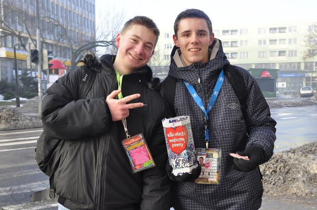 Oskar Sepka (od lewej) i Michał Dzik szybko zebrali pieniądze, które zapełniły całą puszkę.
